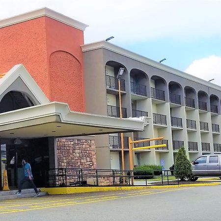 Howard Johnson By Wyndham Clifton Nj Екстериор снимка