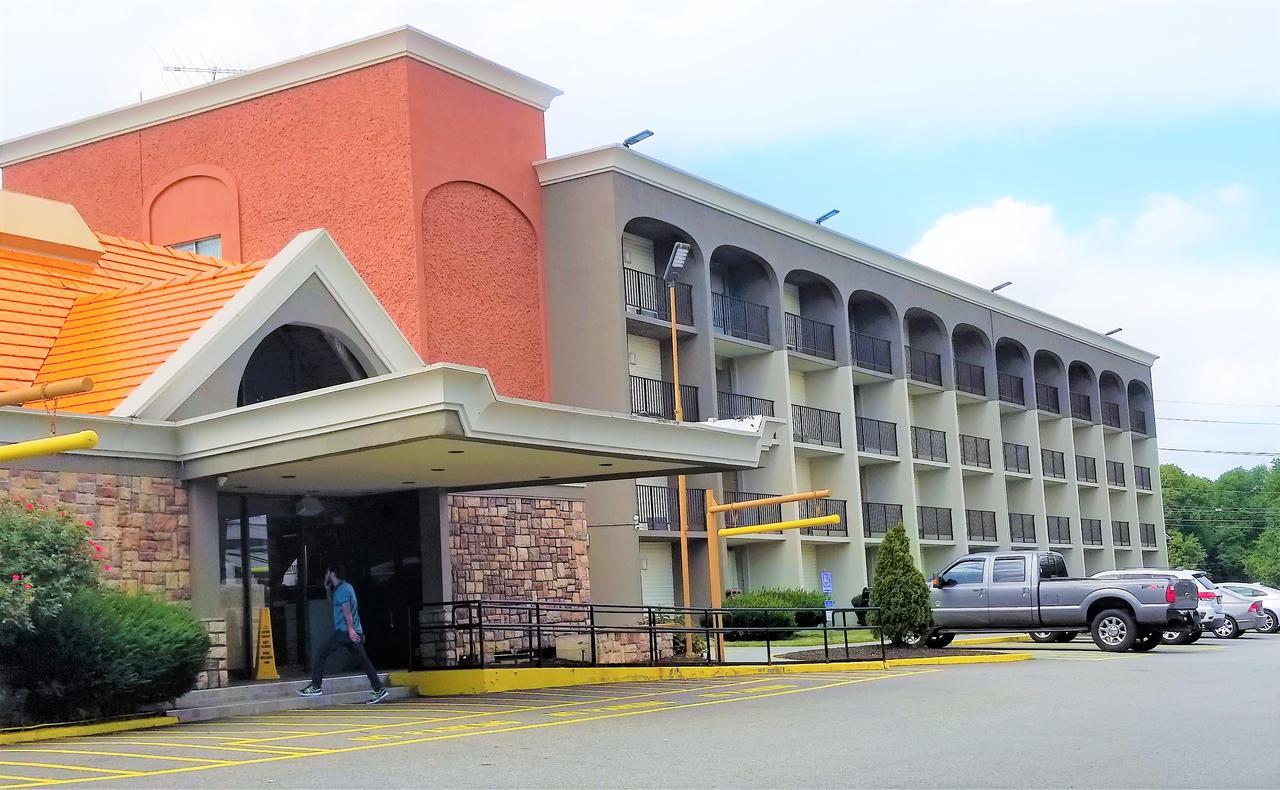 Howard Johnson By Wyndham Clifton Nj Екстериор снимка